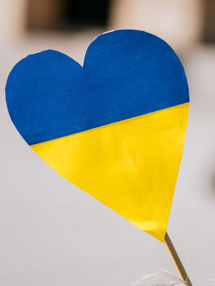 Flagge der Ukraine in Herzform mit blauen und gelben Streifen