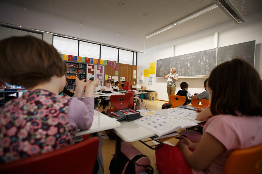 Grundschulkinder beim Unterreicht im Klassenzimmer.