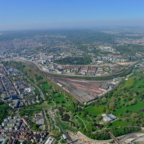 Luftaufnahme vom Stuttgarter Hauptbahnhof und dme Rosensteinpark.