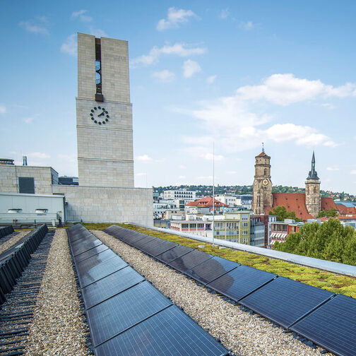 Solarzellen auf dem Rathausdach leisten einen Beitrag zur energieeffizienten Stromversorgung.