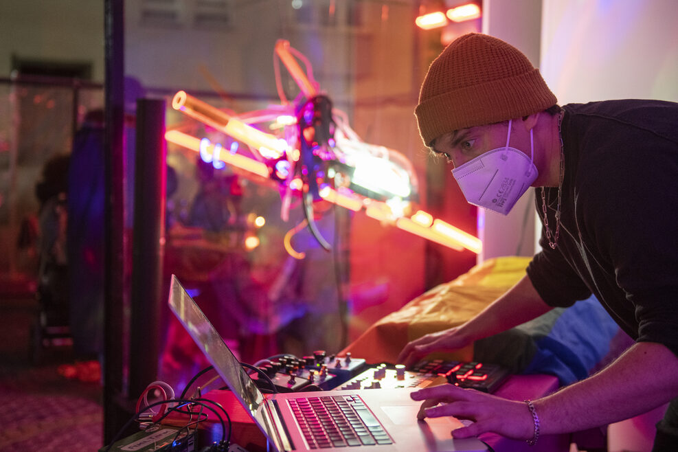 Ein DJ legt im Kulturkiosk auf.