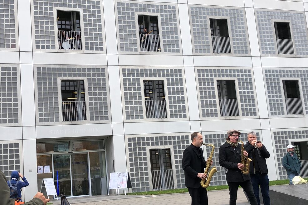Sieben Musiker spielten in der Fassade und auf dem Mailänder Platz.