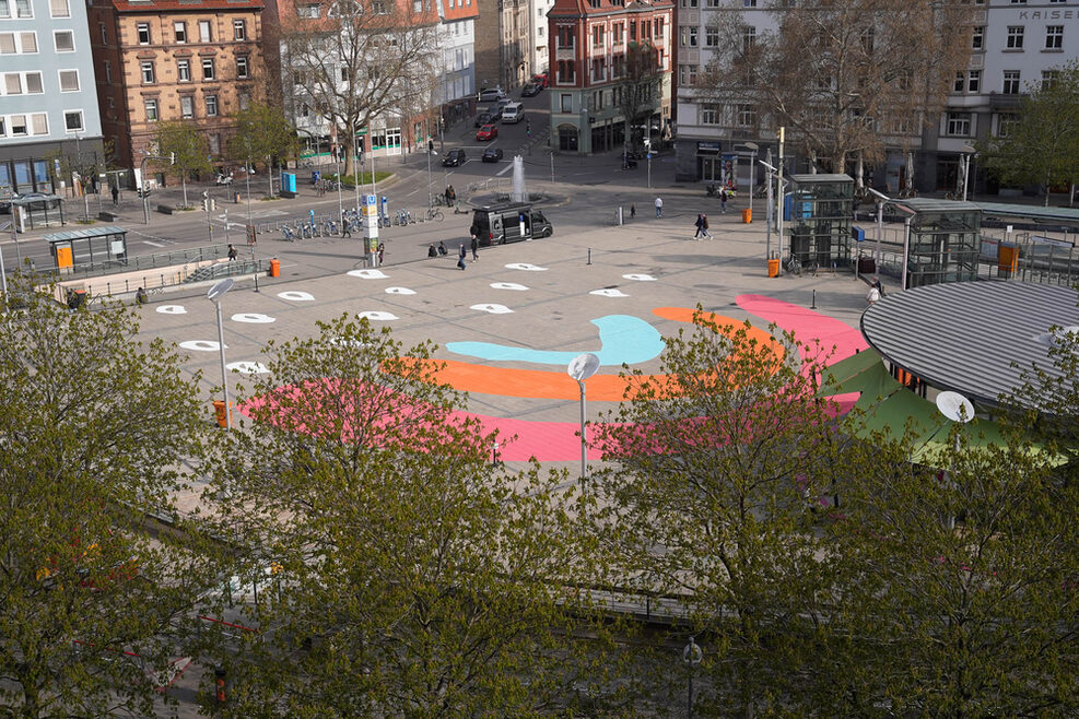 Ein gemalter Regenbogen, mitten auf dem Marienplatz