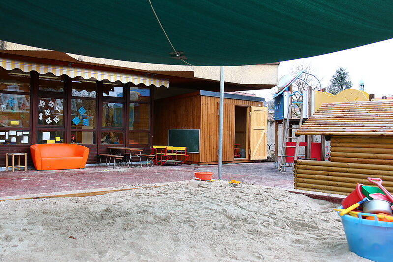 Eine unserer Außenterrassen mit großem Sandkasten.