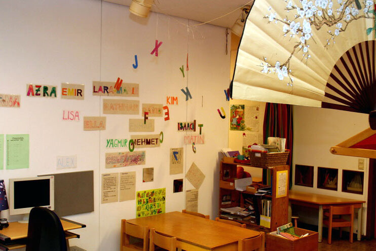 In der Schreibwerkstatt können die Kinder Schreiben üben oder auch lesen.
