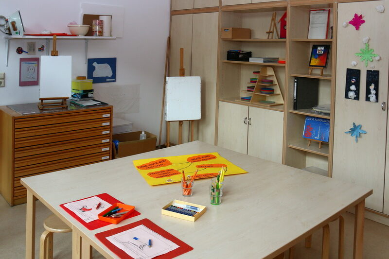Das Atelier bietet mit dem großen Tisch viel Platz zum Malen und Basteln.