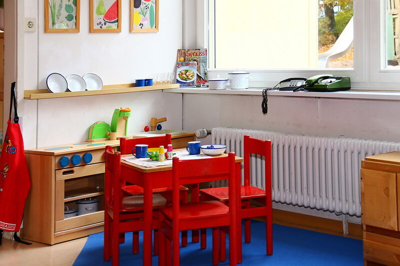 Die liebevoll ausgestattete Kinderküche regt zum Rollenspiel an.