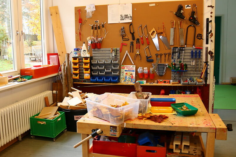 In der Werkstatt gibt es Kinderwerkzeug zum Hämmern, Schrauben und Sägen.