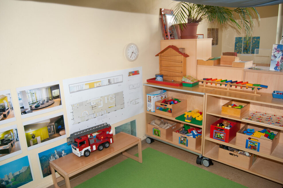 Im Konstruktionsbereich haben die Kinder eine große Auswahl an Fahrzeugen und Bausteinen.