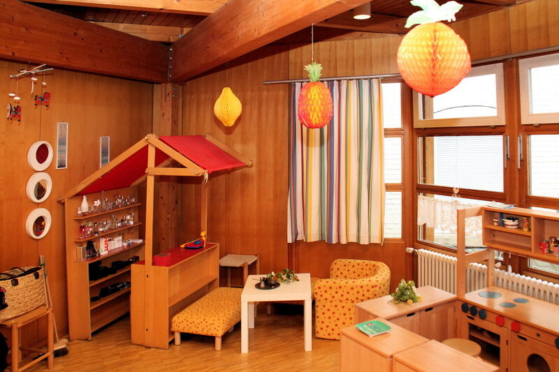 Der Rollenspielbereich mit Kaufmannsladen, Kinderüche und Wohnzimmer.