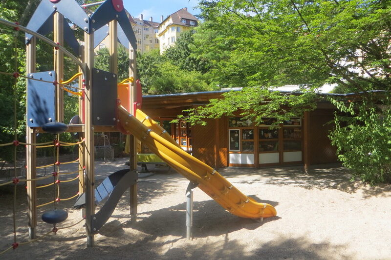 Der Abenteuerspielplatz mit Klettergerüst und großer Rutsche.