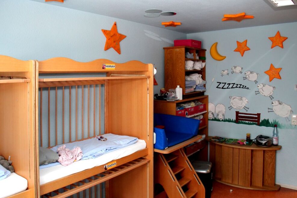 Im Schlafzimmer hat jedes Kind eine eigene Schlafkoje.