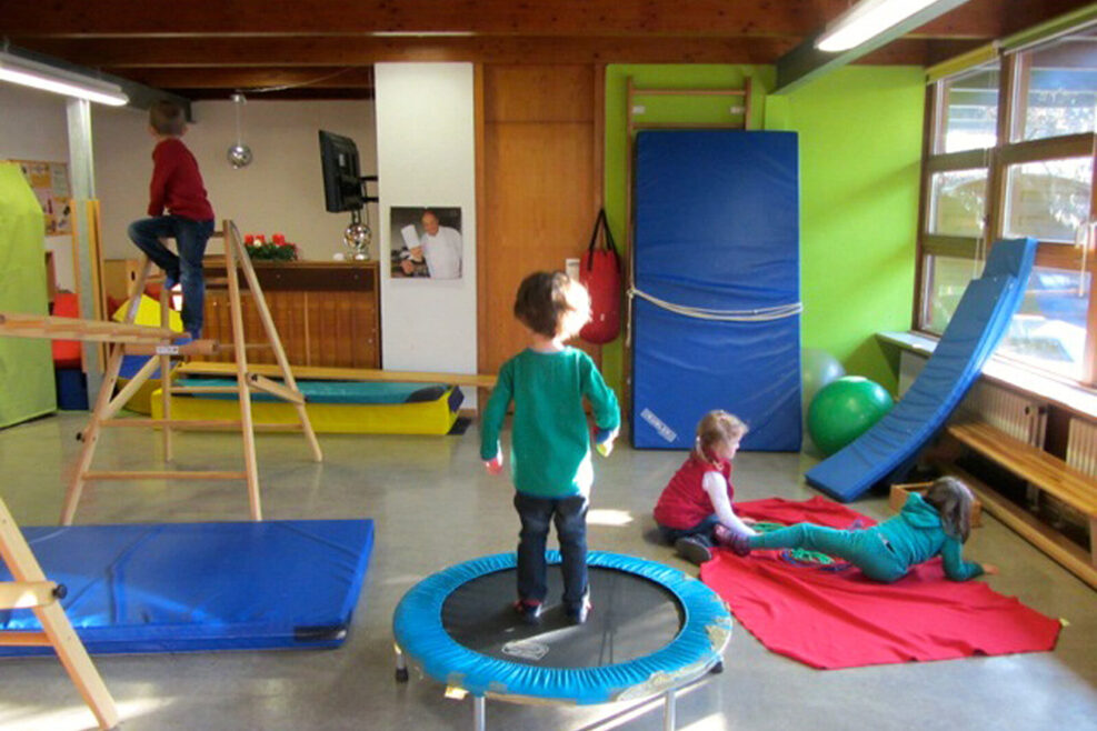 Im Bewegungsraum können die Kinder auf dem Trampolin hüpfen und springen.