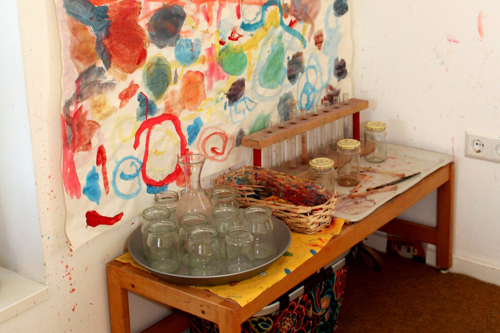 Im Atelier können die Kinder an Leinwänden mit den Händen kleine Kunstwerke malen.