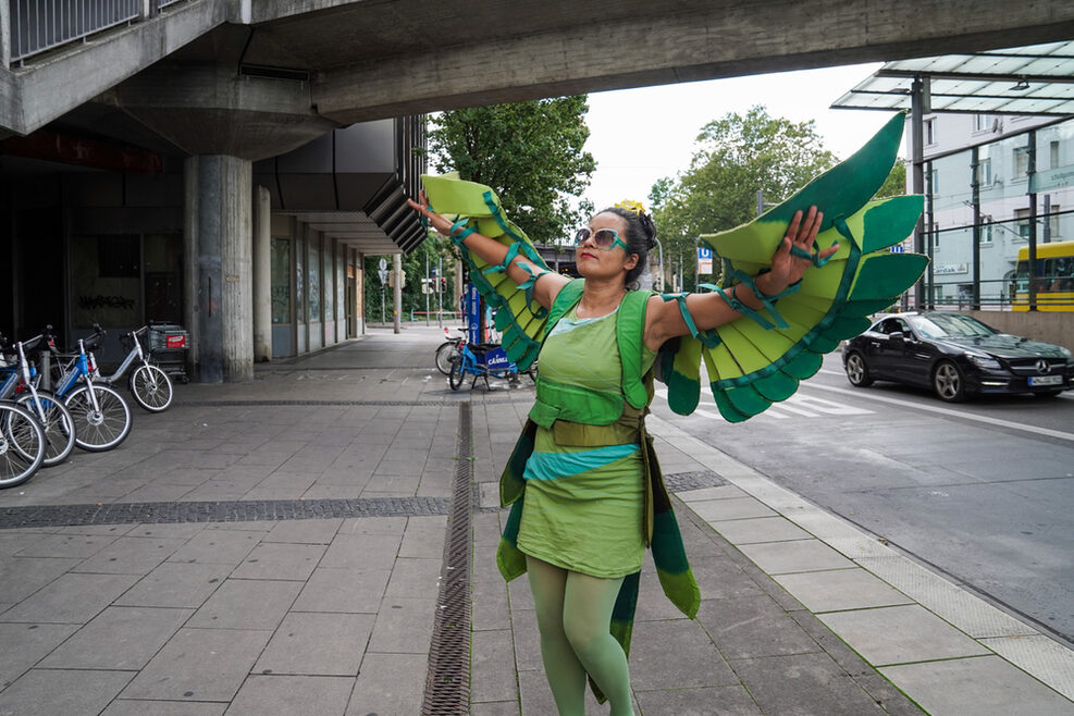 Eine Frau mit grüner Kleidung und Flügeln