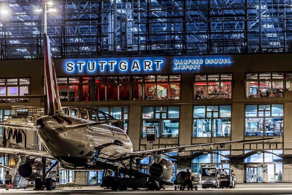 Der Flughafen Stuttgart bei Nacht.