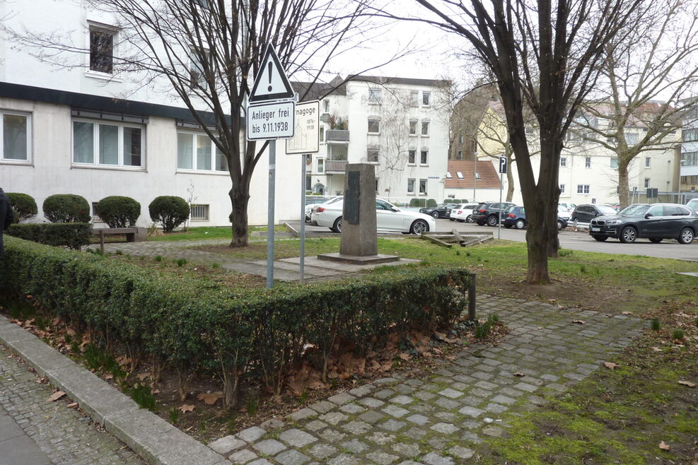 Seitenansicht: Gedenkstein für ehemalige Synagoge in Bad Cannstatt -vor der Umgestaltung-