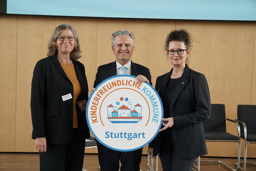 Oberbürgermeister Dr. Frank Nopper erhält das symbolische Siegel mit dem Aufdruck: "Kinderfreundliche Kommune Stuttgart".