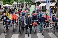 Bürgermeister Peter Pätzold (vorne, Mitte) hat am Montag, 6. Mai, das Startsignal für die Mitmachaktion STADTRADELN Stuttgart 2024 gegeben. Gemeinsam mit einer Gruppe von Teilnehmenden der Aktion gab es eine Auftakttour durch die Stadt.