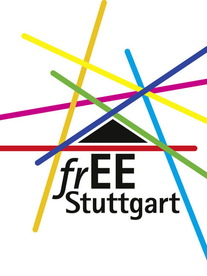 Logo des Netzwerks frEE Stuttgart mit bunten Stäben, die sich über dem Schriftzug kreuzen.