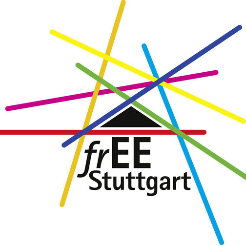 Logo des Netzwerks frEE Stuttgart mit bunten Stäben, die sich über dem Schriftzug kreuzen.