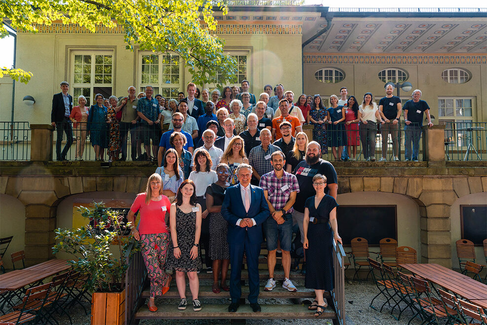 Gruppenbild der Teilnehmenden des Bürgerrats Klima 2023 hinter dem Kursaal Bad Canstatt.