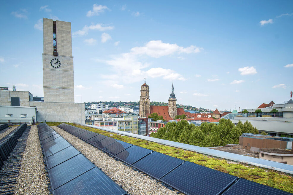 Rathausdach mit Solaranlage