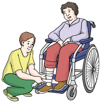 Ein Pfleger verbindet dem Rollstuhlfahrer das Bein