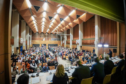 Einwohnerversammlung in Stuttgart-Zuffenhausen mit Oberbürgermeister Dr. Frank Nopper, Bürgermeister (von Links) Frau Dr. Sußmann, Herr Fuhrmann, Herr Pätzold, Herr Dr. Mayer, Herr Gueye (Bezirkvorsteher), Herr Thürnau, Frau Fezer, Herr Dr. Maier