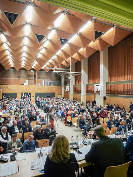 Einwohnerversammlung in Stuttgart-Zuffenhausen mit Oberbürgermeister Dr. Frank Nopper, Bürgermeister (von Links) Frau Dr. Sußmann, Herr Fuhrmann, Herr Pätzold, Herr Dr. Mayer, Herr Gueye (Bezirkvorsteher), Herr Thürnau, Frau Fezer, Herr Dr. Maier