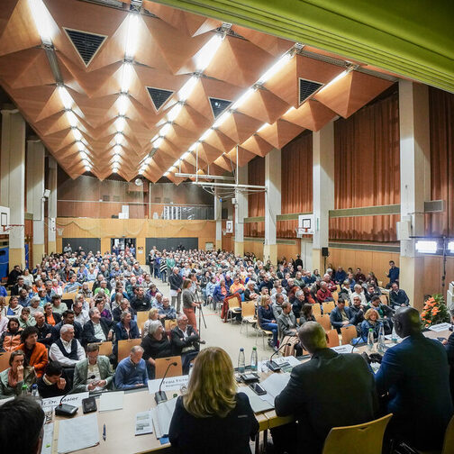Einwohnerversammlung in Stuttgart-Zuffenhausen mit Oberbürgermeister Dr. Frank Nopper, Bürgermeister (von Links) Frau Dr. Sußmann, Herr Fuhrmann, Herr Pätzold, Herr Dr. Mayer, Herr Gueye (Bezirkvorsteher), Herr Thürnau, Frau Fezer, Herr Dr. Maier