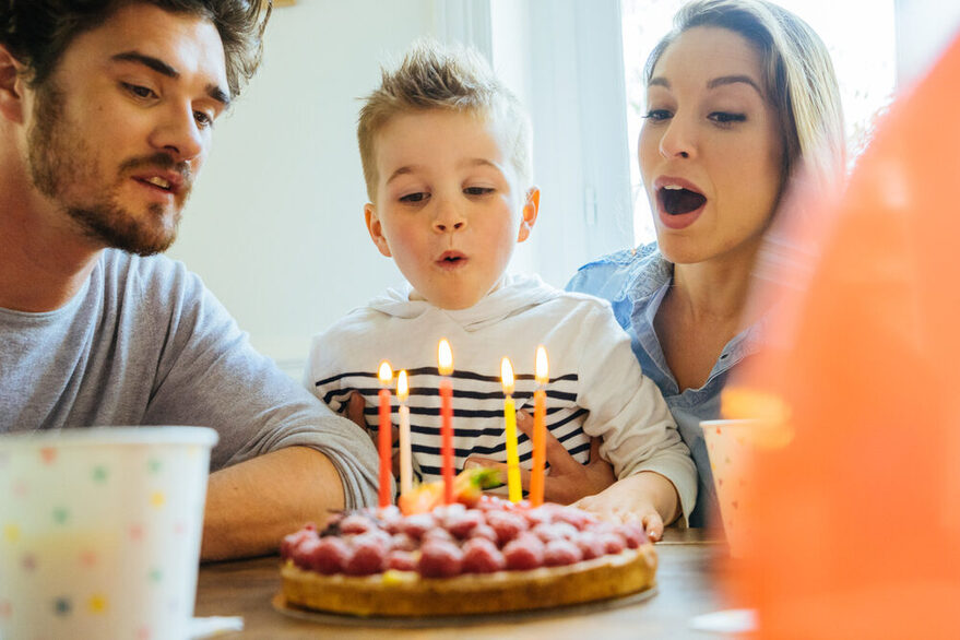 Kleiner Junge feiert Geburtstag mit Mama und Papa