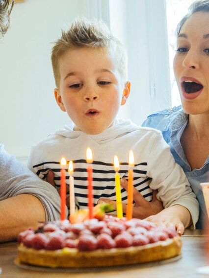 Kleiner Junge feiert Geburtstag mit Mama und Papa