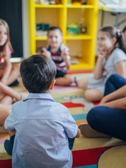 Gruppe von Kindern mit Betreuungsperson