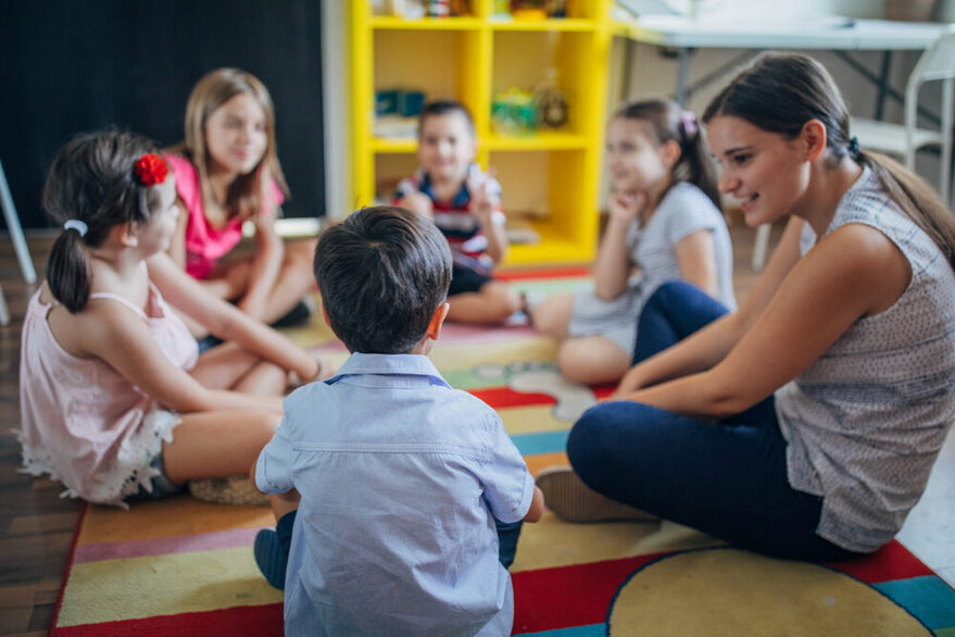 Gruppe von Kindern mit Betreuungsperson