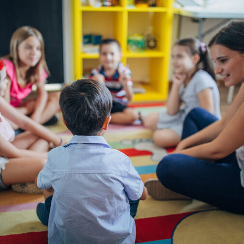 Gruppe von Kindern mit Betreuungsperson