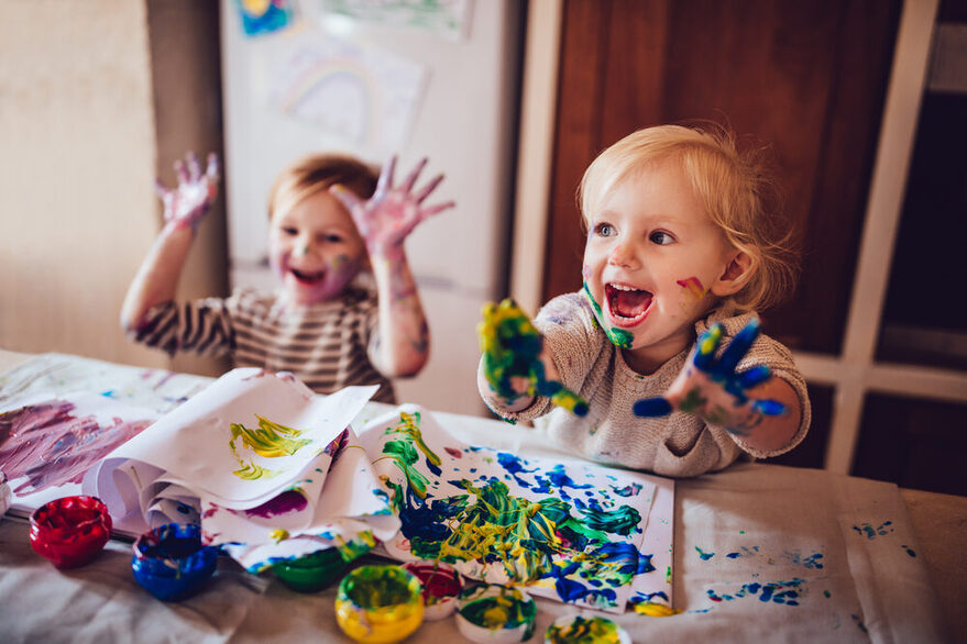 Kinder beim Malen mit Fingerfarben.