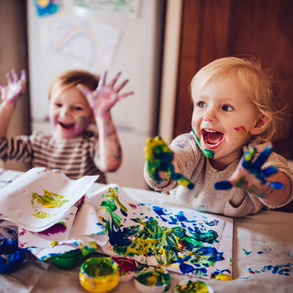 Kinder beim Malen mit Fingerfarben.