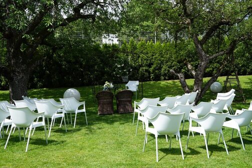Hochzeitsdekoration und Stühle im Garten der Gärtnerei Elsäßer.