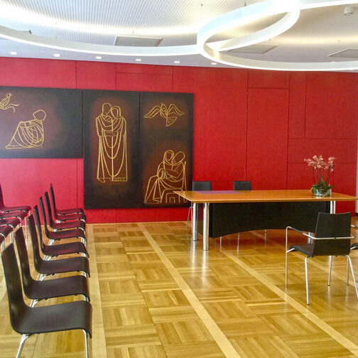 Blick in einen bestuhlten Saal.