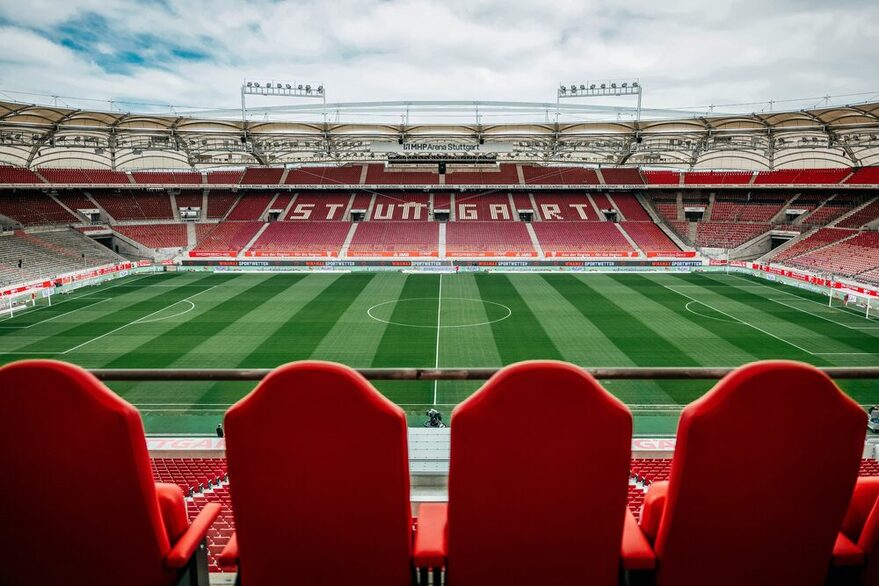MHP Arena mit Zuschauerreihen und offenem Dach