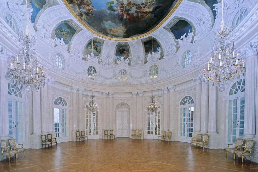 Weißer Saal von Schloss Solitude mit festlichem Ambiente.