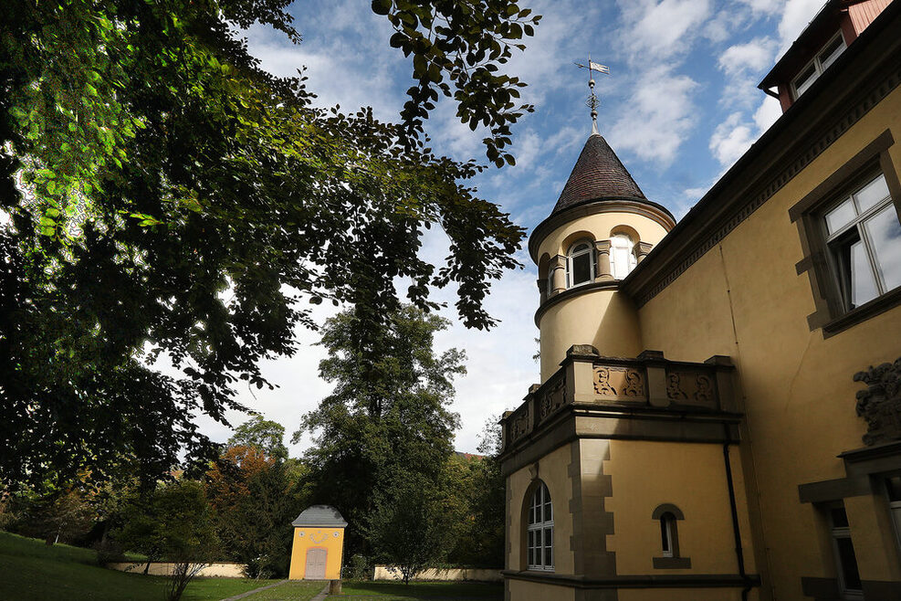 Historischer Pavillon und Palmsches Schloss im Schlosspark Mühlhausen.