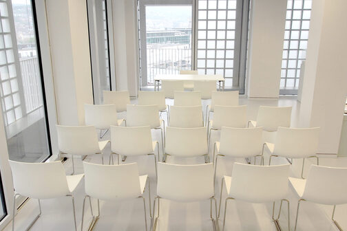 Trauraum mit Stühlen und Ausblick in der Stadtbibliothek Stuttgart.