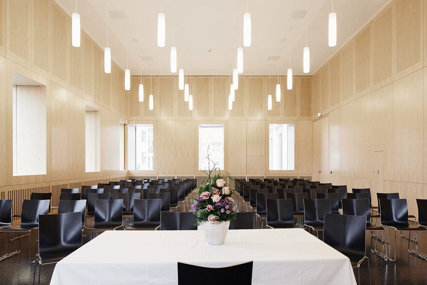 Trausaal Marie mit Stühlen, Tisch und Blumendekoration im StadtPalais Stuttgart.