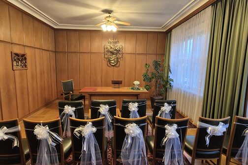 Blick in den bestuhlten und geschmückten Trauraum