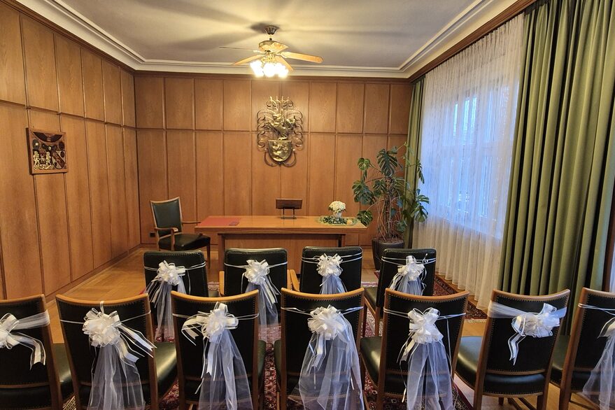 Blick in den bestuhlten und geschmückten Trauraum