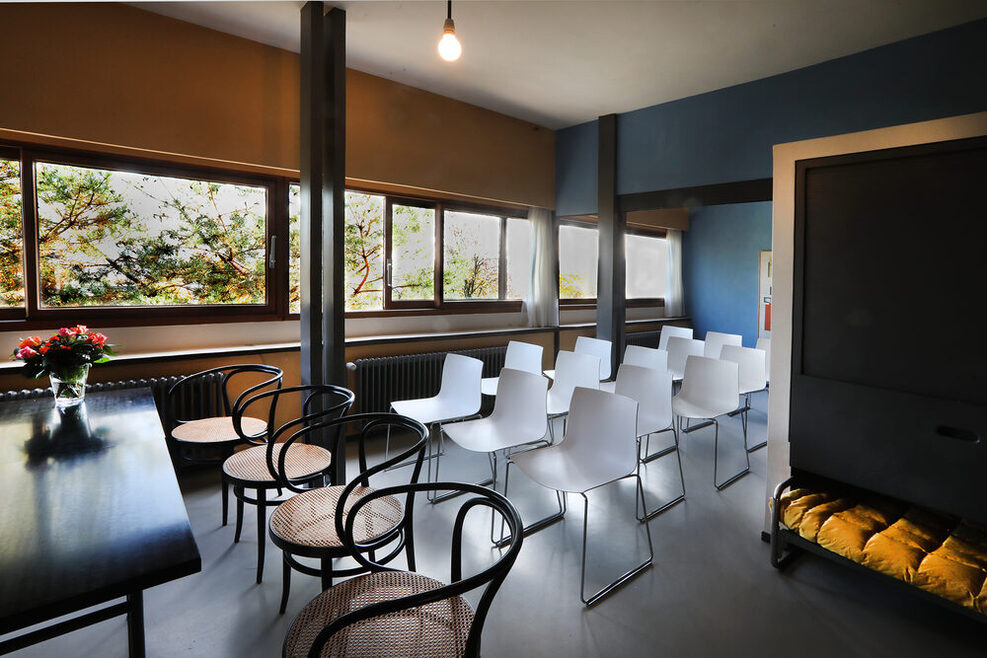 Trauzimmer mit Stühlen im Weissenhofmuseum Haus Le Corbusier.