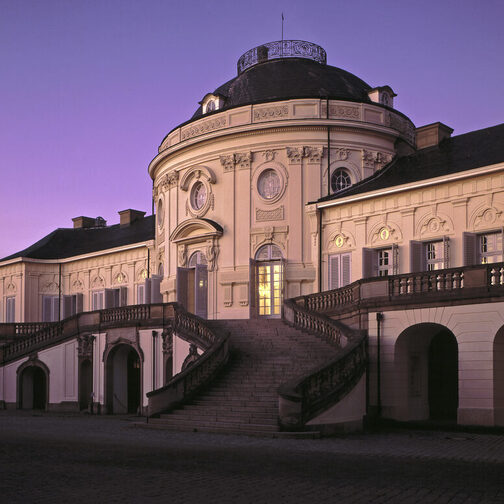 Außenansicht Schloss Solitude bei Dämmerung.