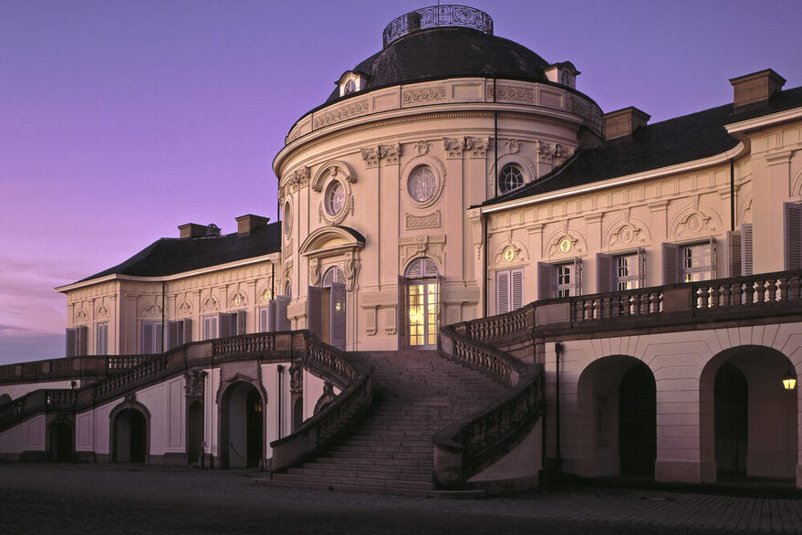 Außenansicht Schloss Solitude bei Dämmerung.